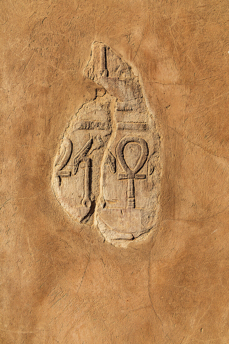 Afrika, Ägypten, Abu Simbel. 22. September 2018. Kleiner Teil intakter Hieroglyphen auf dem Tempel von Kom Ombo, mit einem Ankh-Symbol, das das Wort Leben darstellt.