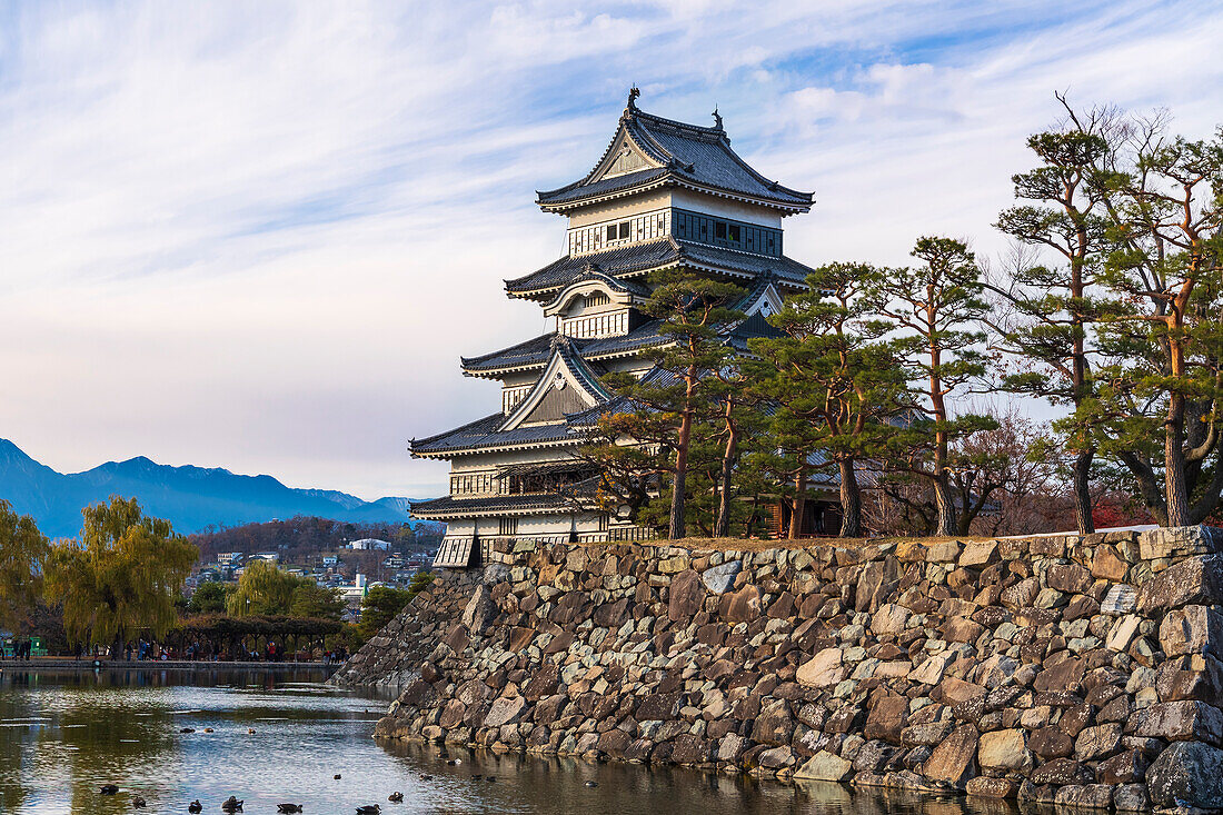 Nahaufnahme der Burg Matsumoto im goldenen Licht der Abendsonne, Japan