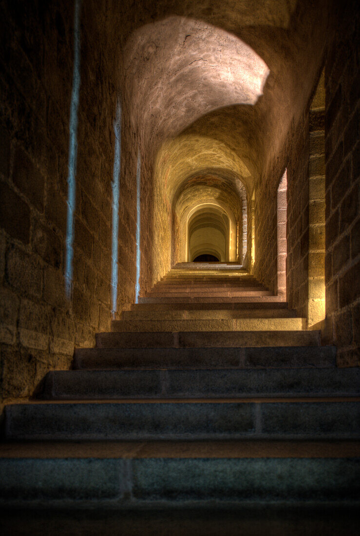 Treppen und Flur in Mont Saint-Michel an der Küste der Normandie in Frankreich