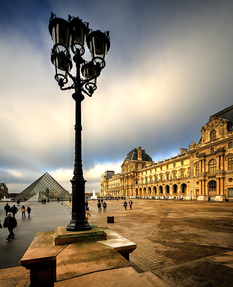 Pyramide und Innenhof zum Louvre in Paris, Frankreich.