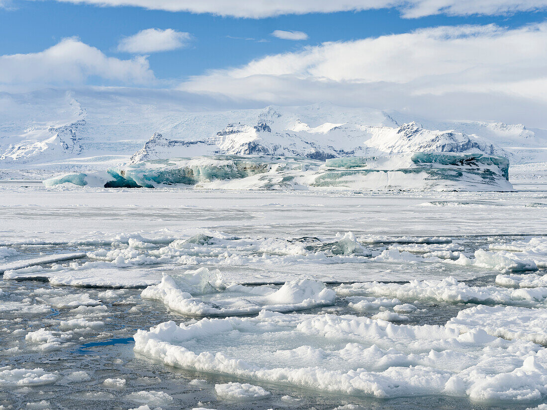 Gletscherlagune Jokulsarlon im Breidamerkurjokullin Nationalpark Vatnajokull im Winter. Hintergrundgipfel des Oraefajokull, dem höchsten Berg Islands.