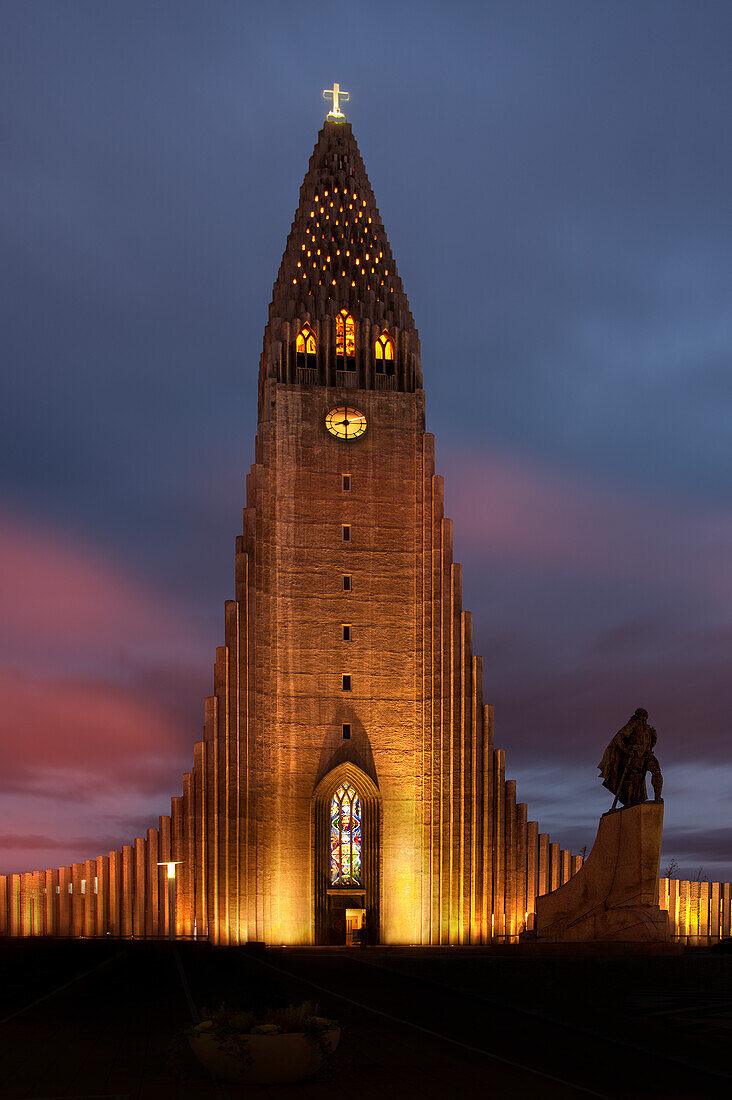 Reykjavik, Island Hallgrimskirkja Kirche mit Statue von Leif Erikson