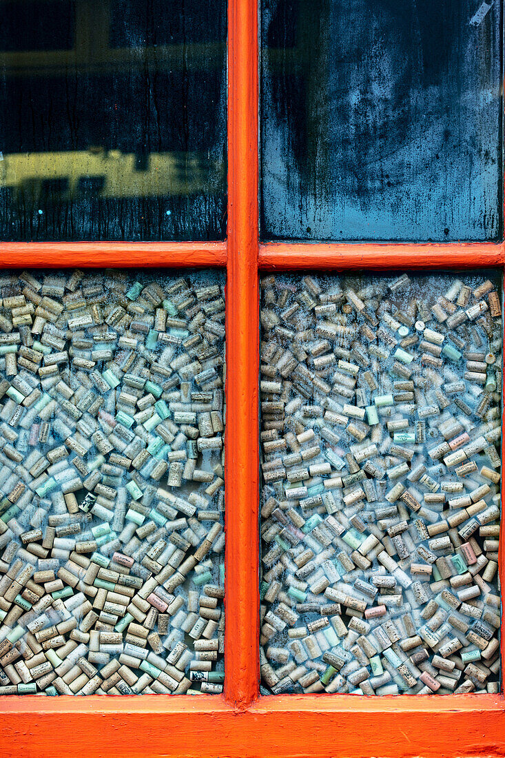 Buntes Fenster voller Weinkorken in Ennistymon, Irland