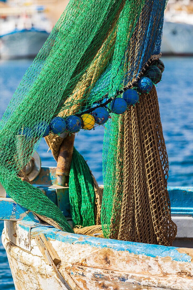 Italien, Sizilien, Provinz Palermo, Santa Flavia. Netz auf einem kleinen Fischerboot im Hafen des Fischerdorfes Santa Flavia.