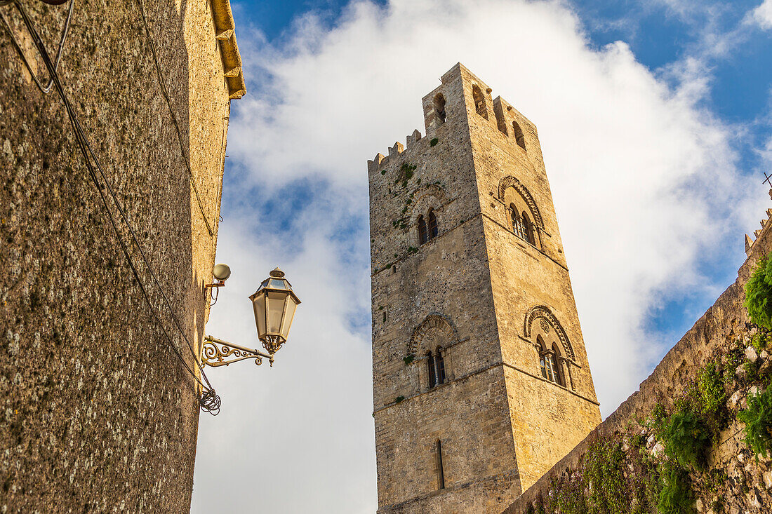Italien, Sizilien, Provinz Trapani, Erice. Der Torre campanaria del Duomo dell'Assunta an der Chiesa Madre, erbaut 1314 im gotischen Stil, von König Friedrich III.