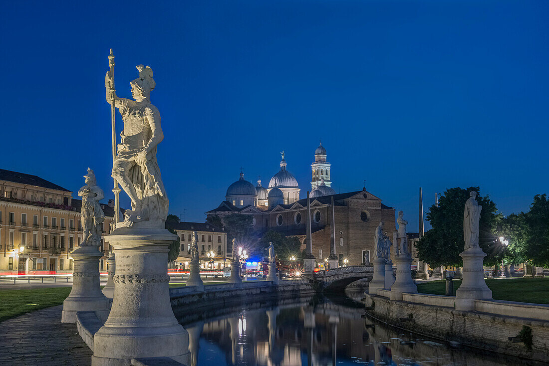 Italien, Padua, Prato della Valle, dieser Platz ist der größte in Italien und verfügt über einen elliptischen Kanal mit Statuen auf beiden Seiten.