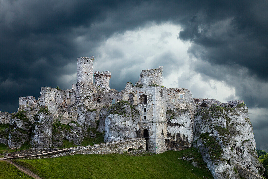 Europa, Polen. Gewitterwolken über Schloss Ogrodzieniec.