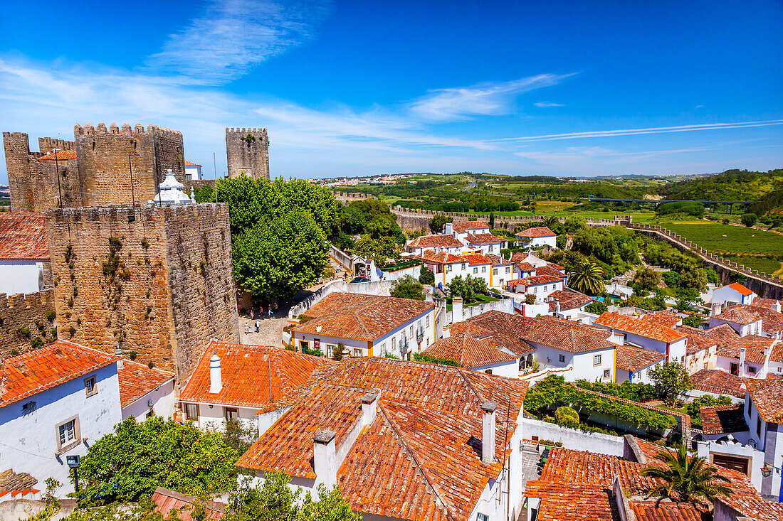 Burgmauern, Türmchen und Türme. Mittelalterliche Stadt, Obidos, Portugal. Burg und Mauern, die im 11. Jahrhundert erbaut wurden, nachdem die Stadt den Mauren abgenommen wurde.