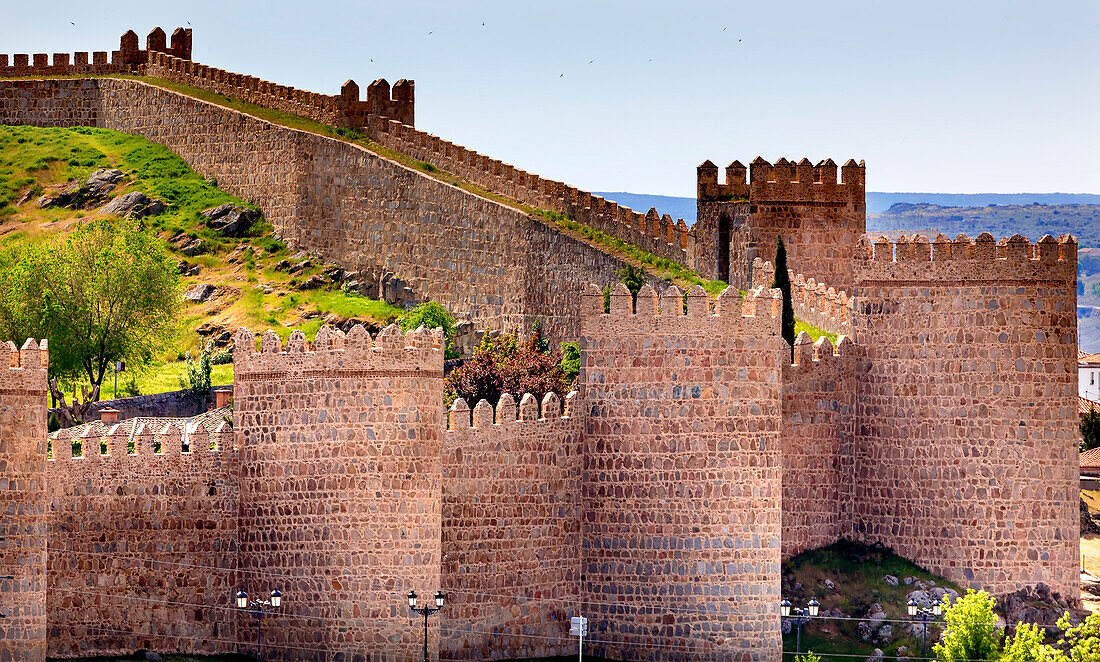 Avila, alte mittelalterliche Stadt, Kastilien, Spanien. Avila wird als Spaniens Stadt aus dem 16. Jahrhundert beschrieben. Mauern, die 1088 nach der Eroberung durch die Christen errichtet wurden, nehmen die Stadt von den Mauren ein