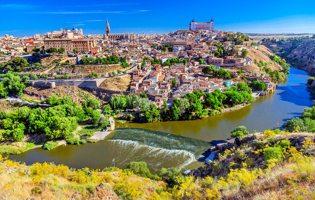 Festung, mittelalterliche Stadt, Tejo, Toledo, Spanien. Toledo Alcazar wurde in den 1500er Jahren erbaut, im spanischen Bürgerkrieg zerstört und nach dem Krieg wieder aufgebaut. Unesco historische Stätte, Tejo ist der längste Fluss in Spanien.