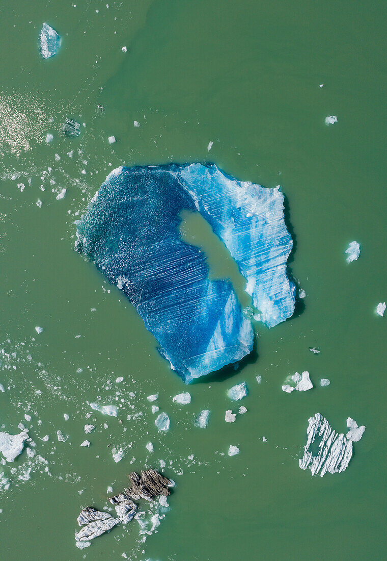 USA, Alaska, Tracy Arm-Fords Terror Wilderness, Luftaufnahme des schwimmenden Eisbergs, der am Sommermorgen vom South Sawyer Glacier in Tracy Arm gekalbt wurde