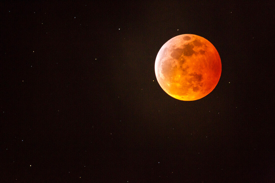 USA, Kalifornien, San Luis Obispo County. Vollblutmond Mondfinsternis