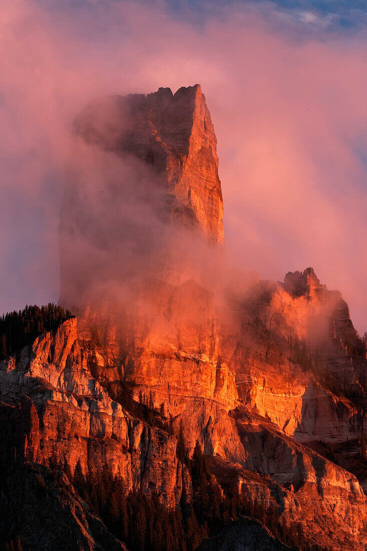 Chimney Rock bei Sonnenuntergang, von Owl Creek Pass, Cimarron Range im Herbst, San Juan Mountains, östlichen Ouray County, Colorado
