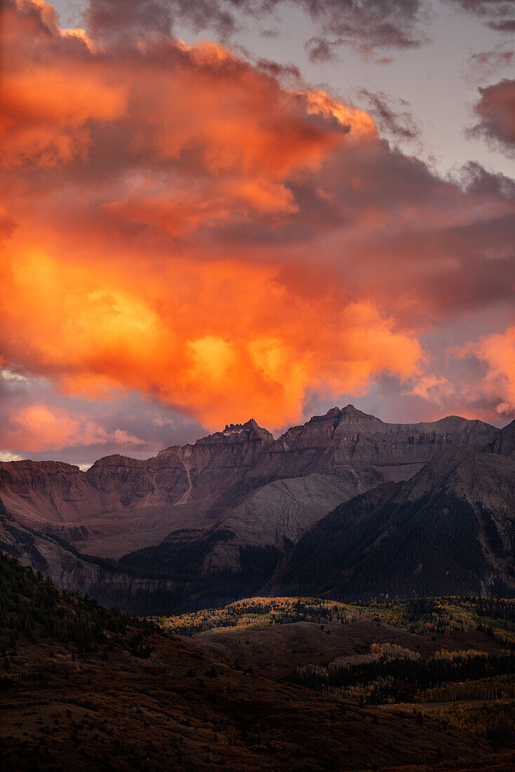 USA, Colorado, San-Juan-Berge. Herbstlicher Sonnenuntergang über der Sneffels Range und dem Tal