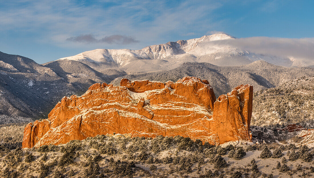 USA, Colorado, Garten der Götter. Neuschnee auf Pikes Peak und Sandsteinformationen