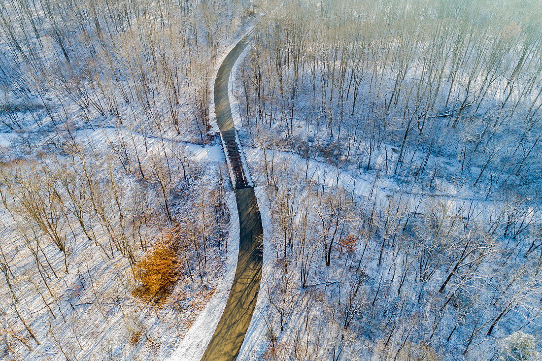 Luftaufnahme von Wald und Straße nach Schneefall im Winter Stephen A. Forbes State Recreation Area, Marion County, Illinois.
