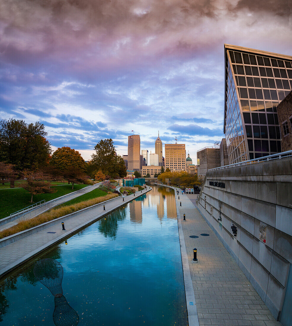 Canal with downtown view, White River State Park, Indianapolis, Indiana, USA.