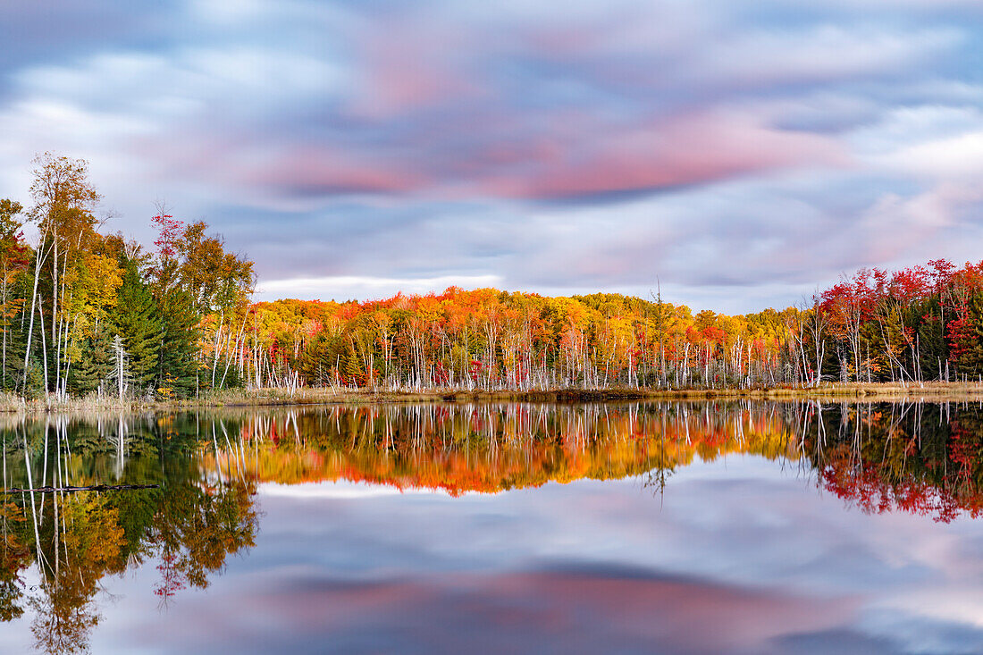 Red Jack Lake und Sunrise Reflexion, Alger County, obere Halbinsel von Michigan.