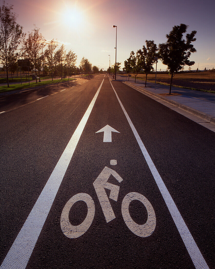 USA, Oregon, Portland. Fahrradfahrerschild auf der Straße