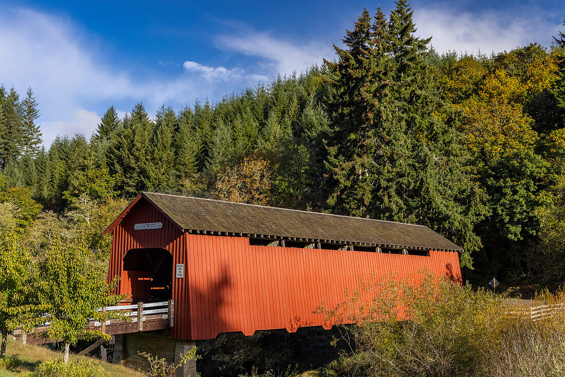 Chitwood Covered Bridge über den Yaquina River in Lincoln County, Oregon, USA