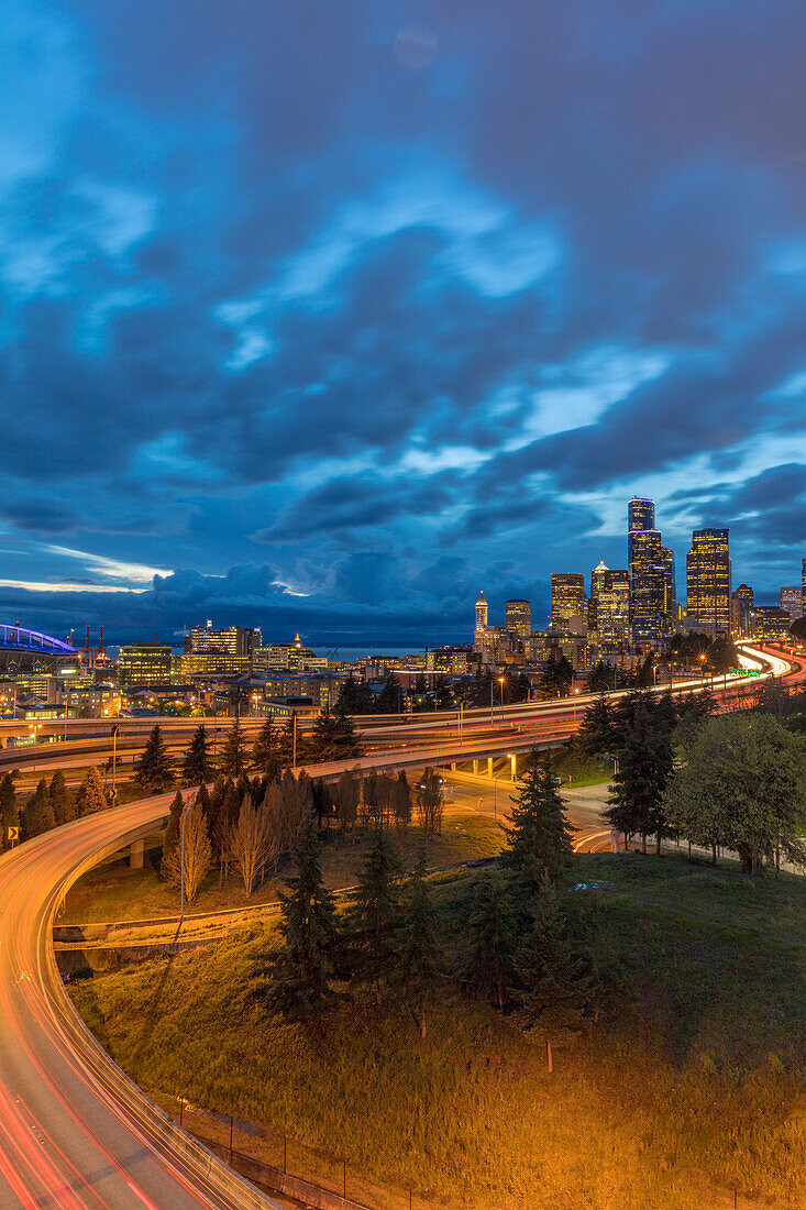 Die Skyline der Stadt und die Interstate 90 und 5 von der Rizal Bridge in der Innenstadt von Seattle, Washington State, USA