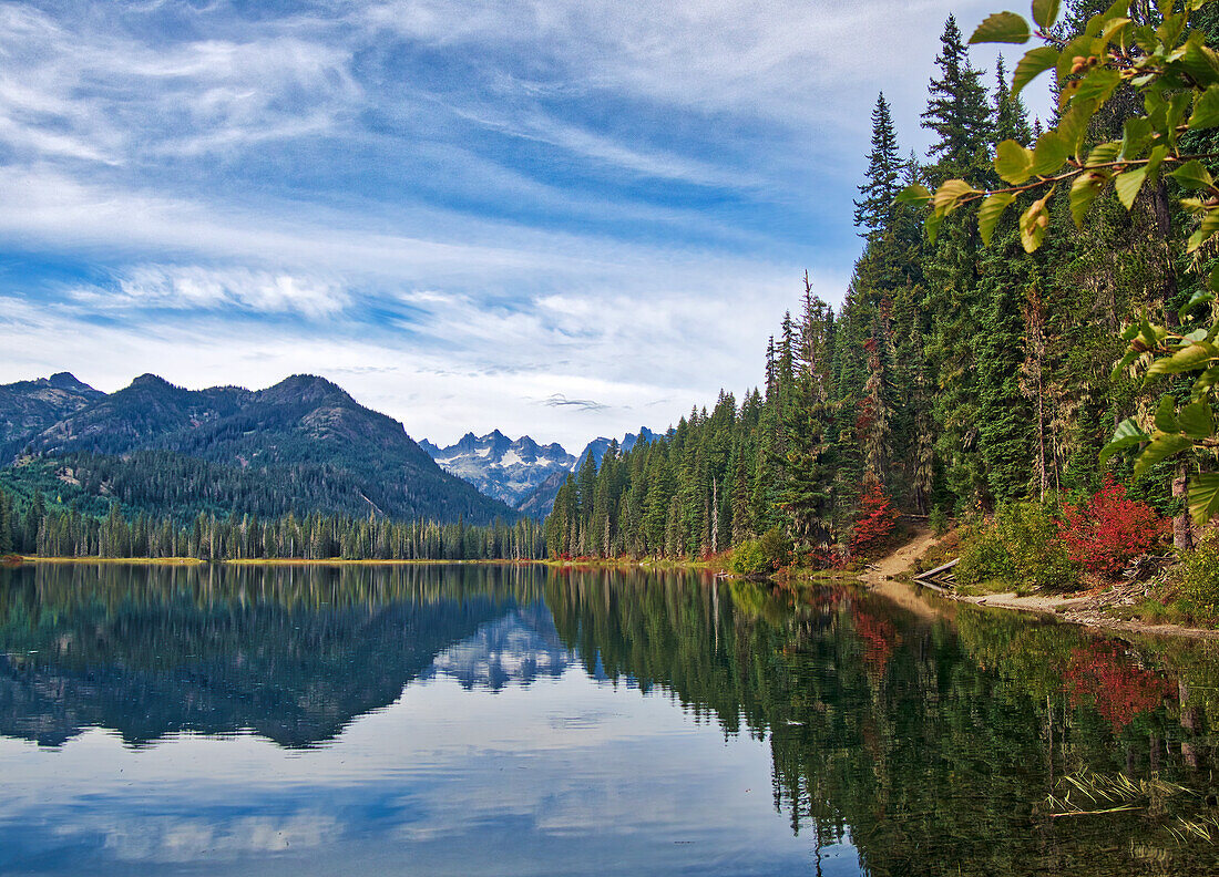 Cooper Lake in den Cascade Mountains in Zentral-Washington.