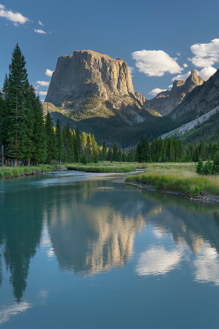 Squaretop Mountain spiegelt sich in Green River Bridger Wilderness, Wind River Range, Wyoming wider.