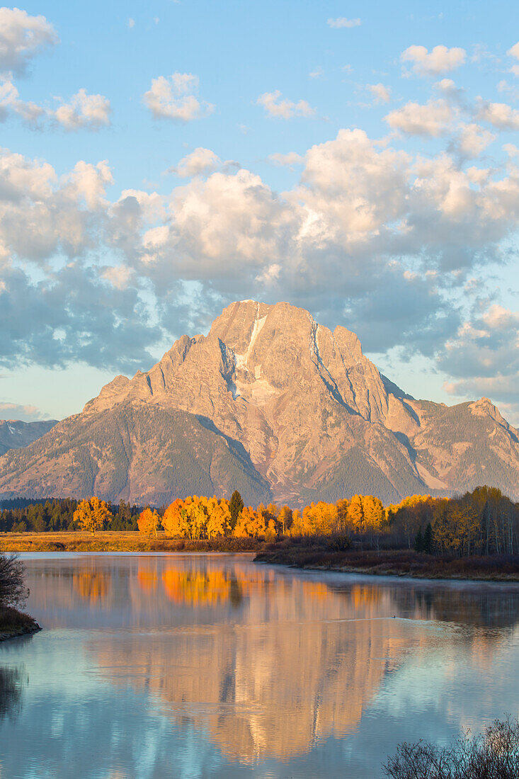 USA, Wyoming, Grand-Teton-Nationalpark, Mt. Moran spiegelt sich im Herbst im Snake River wider.