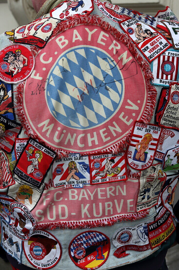Dekorierte Jacke eines Fans vom 1.FC Bayern, München, Oberbayern, Bayern, Deutschland