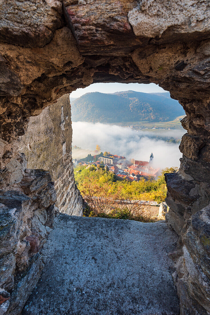 Blick von der Burgruine Dürnstein auf Dürnstein und das Donautal in der Wachau, Niederösterreich, Österreich