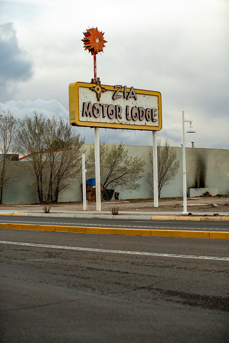 Alte Zia Motor Lodge Leuchtreklame entlang der ehemaligen Route 66 in Albuquerque, New Mexico, USA