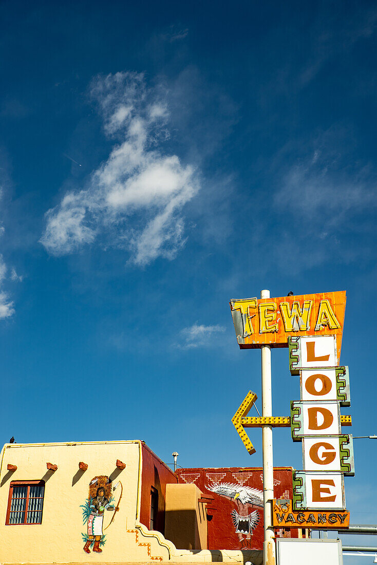 Old Tewa Lodge Leuchtreklame entlang der ehemaligen Route 66 in Albuquerque, New Mexico, USA