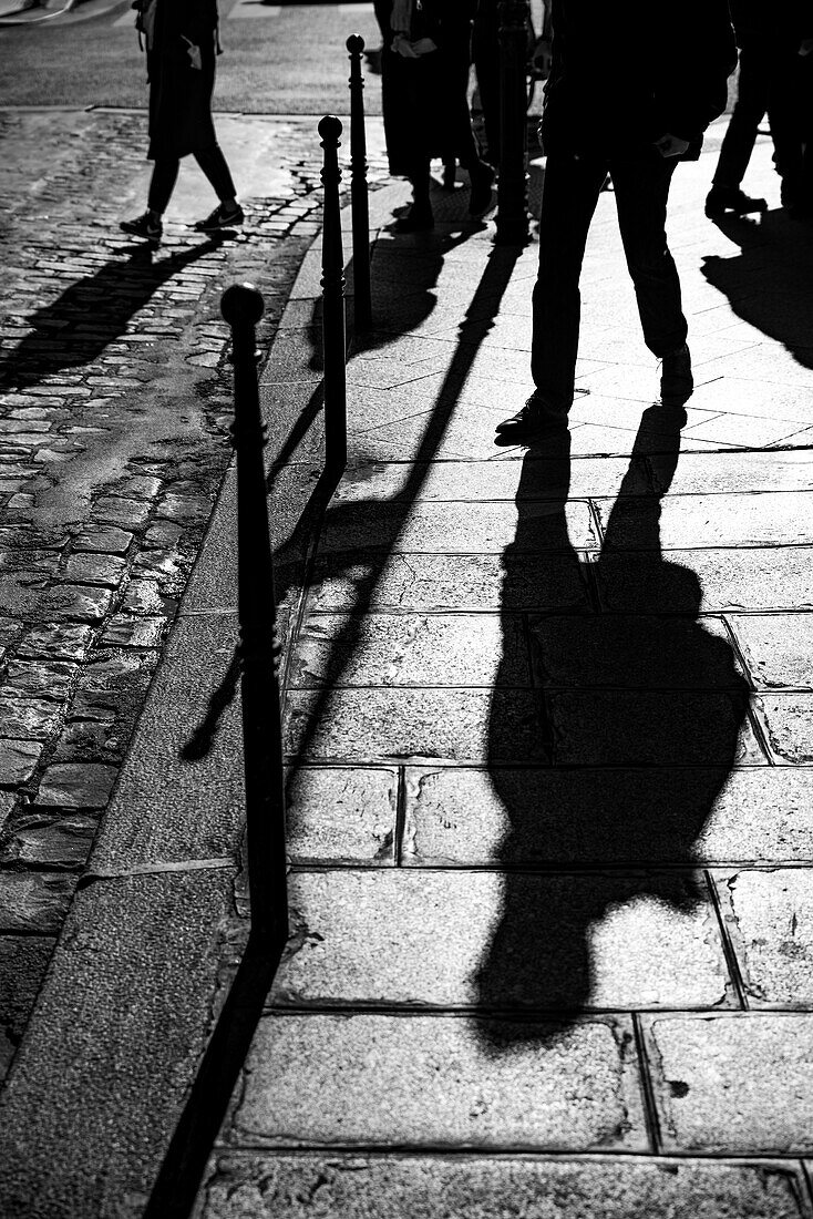 Schatten eines Fußgängers in Paris, Frankreich