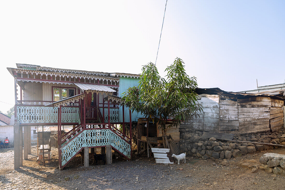 Holzhaus im Plantagendorf Roça Generosa an der Rota do Cacau auf der Insel São Tomé in Westafrika