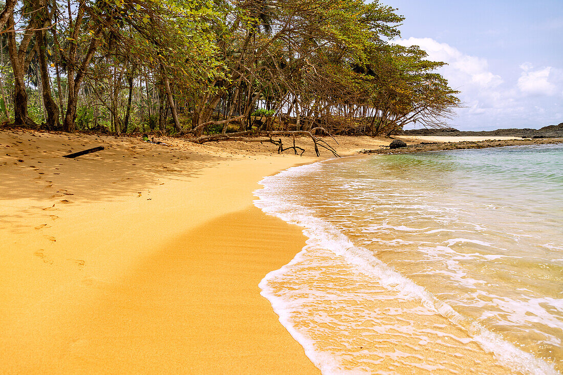 Sandstrand Praia Piscina im Süden der Insel São Tomé in Westafrika