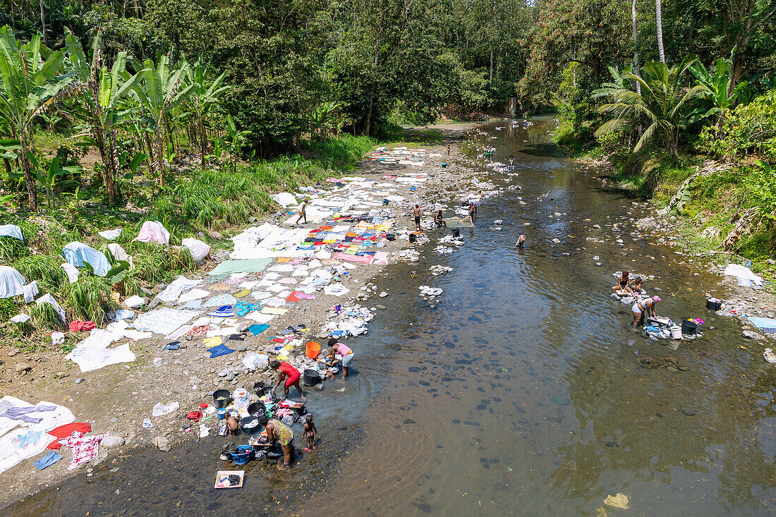 Rio Grande mit Wäsche waschenden Frauen auf der Insel São Tomé in Westafrika