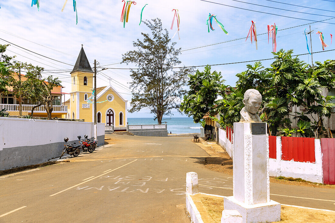 Santana mit Iglesia Santa Ana auf der Insel São Tomé in Westafrika