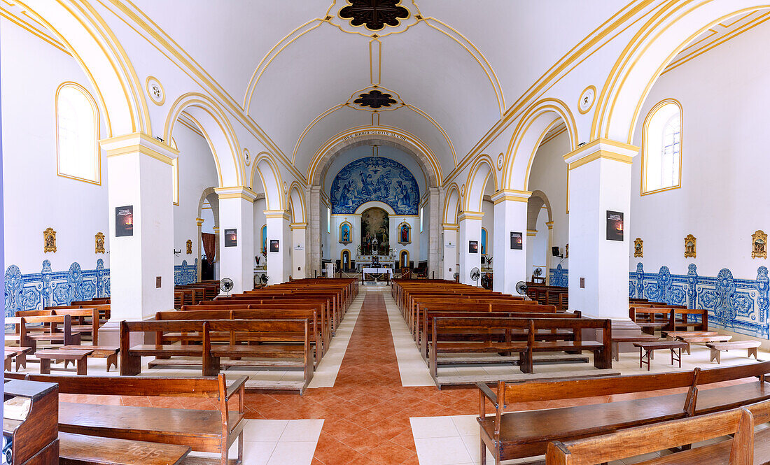 Innenraum der Kathedrale Nossa Senhora da Graça mit blau-weißem Azuleijo-Fries und gelber Tür in São Tomé auf der Insel São Tomé in Westafrika