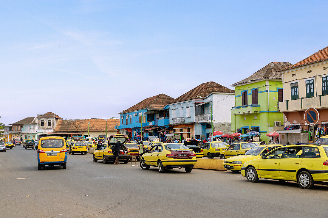 Praça de Taxi im Stadtzentrum von São Tomé auf der Insel São Tomé in Westafrika