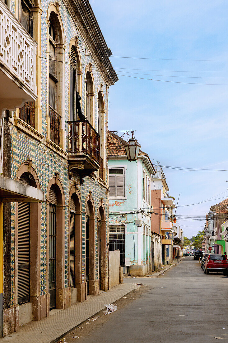 Rua de Moçambique mit alten Kolonialbauten in São Tomé auf der Insel São Tomé in Westafrika
