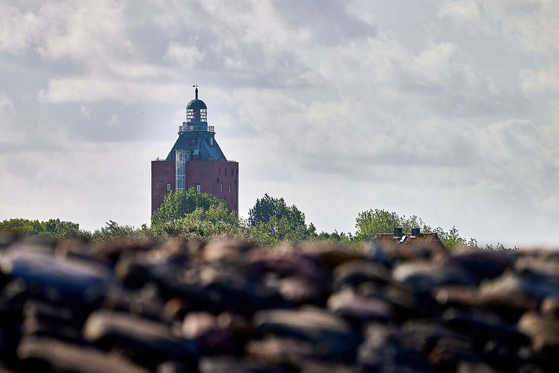 Blick über den befestigten Deich auf den alten Leuchtturm von Neuwerk, Hamburg, Deutschland