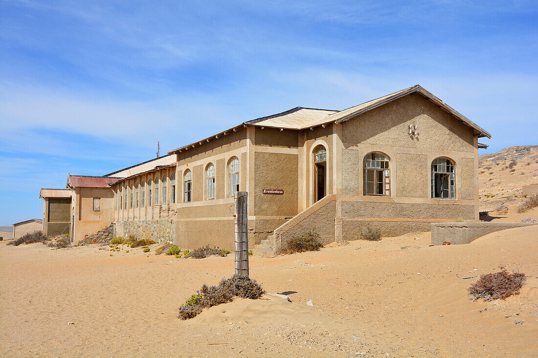 Namibia; Region Karas; Südnamibia; Tsau Khaeb Nationalpark; ehemals Sperrgebiet genannt; ehemaliges Krankenhaus in Kolmannskuppe; ehemalige Bergbaustadt; früheres Zentrum des Diamantabbaus