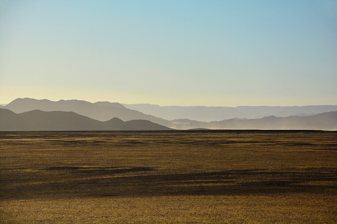 Namibia; Region Hardap; Zentralnamibia; Namib Wüste; Namib Naukluft Park; gebirgige Wüstenlandschaft im Morgenlicht