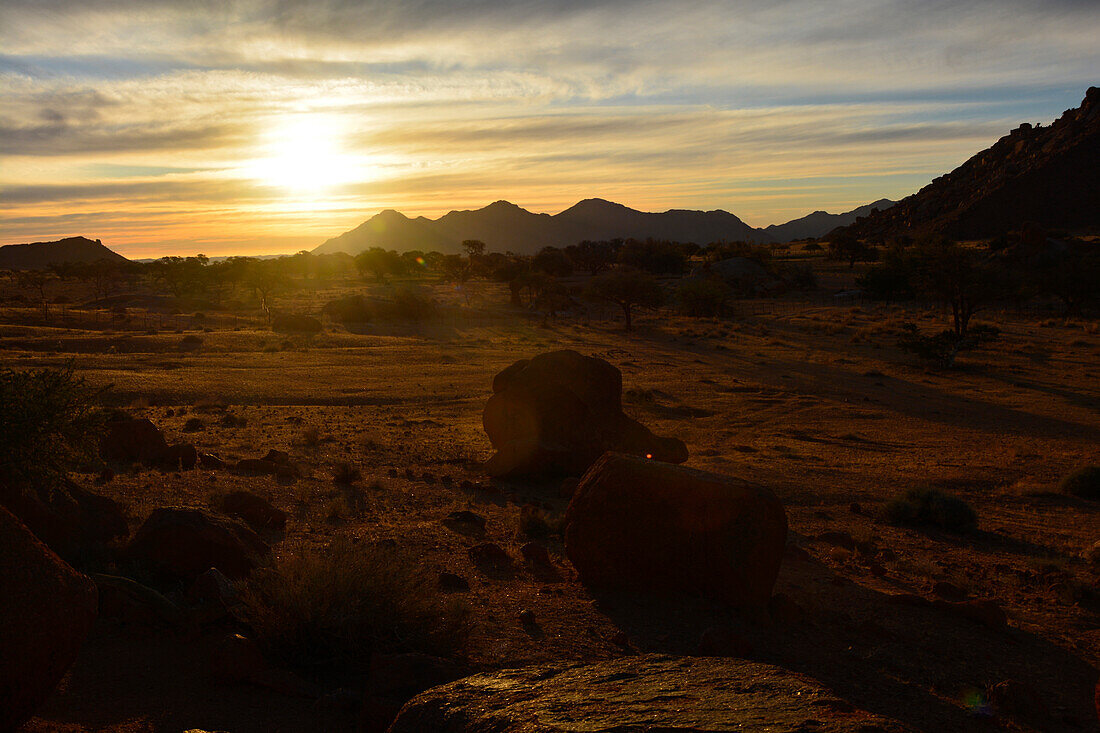 Namibia; Region Karas; Südnamibia; Namib Wüste; Tirasgebirge; karge Landschaft; Hügel und Formationen aus rotem Sandstein im Sonnenuntergang
