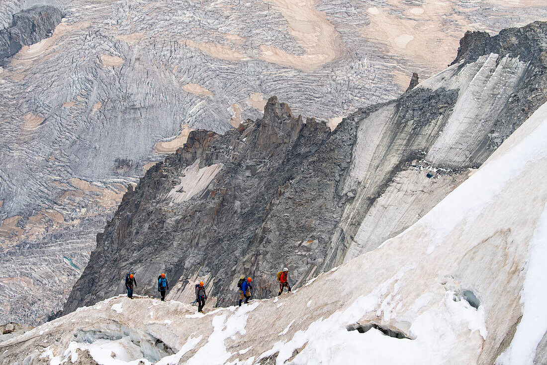 Rope team in the high mountains, Vallée de Chamonix-Mont-Blanc, Le Mont-Blanc, Bonneville, Haute-Savoie, Auvergne-Rhône-Alpes, France