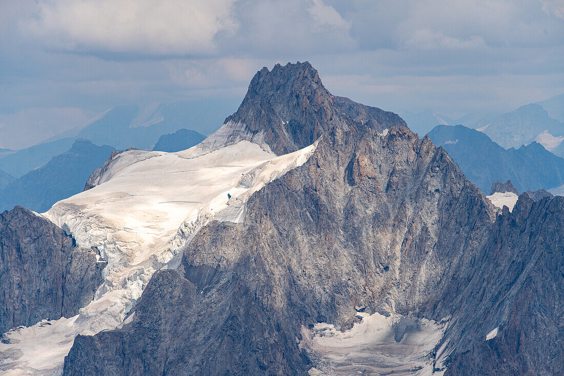 Blick von der Aiguille du Midi auf die Aiguilli deTriolet, Vallée de Chamonix-Mont-Blanc, Le Mont-Blanc, Bonneville, Haute-Savoie, Auvergne-Rhône-Alpes, Frankreich