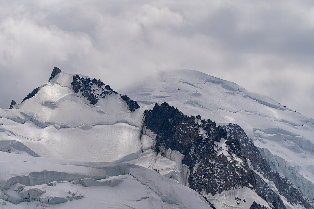 Blick von der Aiguille du Midi zum Mont Blanc, Vallée de Chamonix-Mont-Blanc, Le Mont-Blanc, Bonneville, Haute-Savoie, Auvergne-Rhône-Alpes, Frankreich