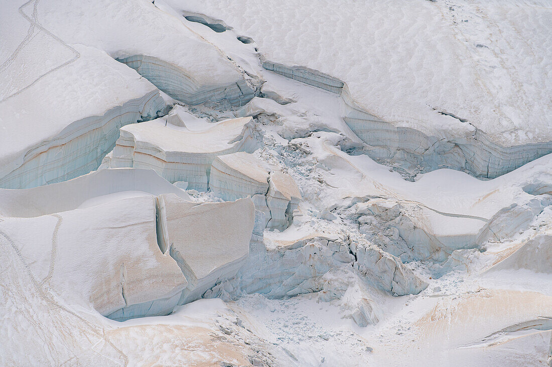 Details from the glacier on Mont Blanc, Vallée de Chamonix-Mont-Blanc, Le Mont-Blanc, Bonneville, Haute-Savoie, Auvergne-Rhône-Alpes, France