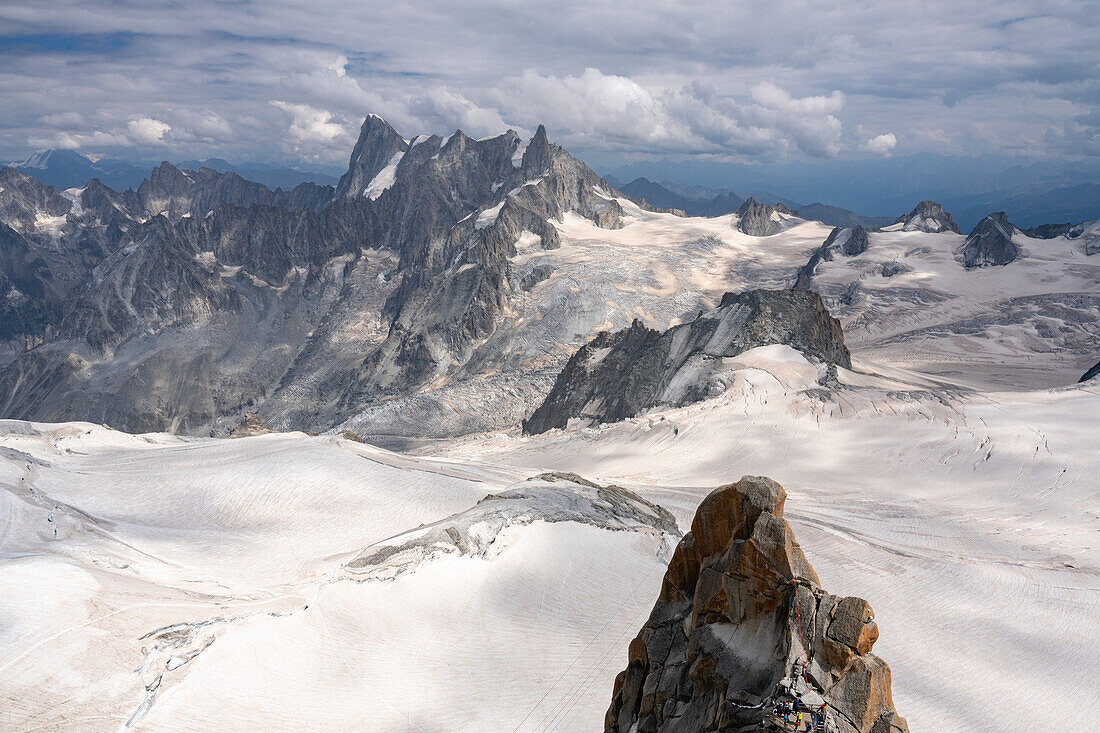 Blick von der Aiguille du Midi auf Grandes Jorasses, Dent du Géant und Glacier du Géant, Vallée de Chamonix-Mont-Blanc, Le Mont-Blanc, Bonneville, Haute-Savoie, Auvergne-Rhône-Alpes, Frankreich