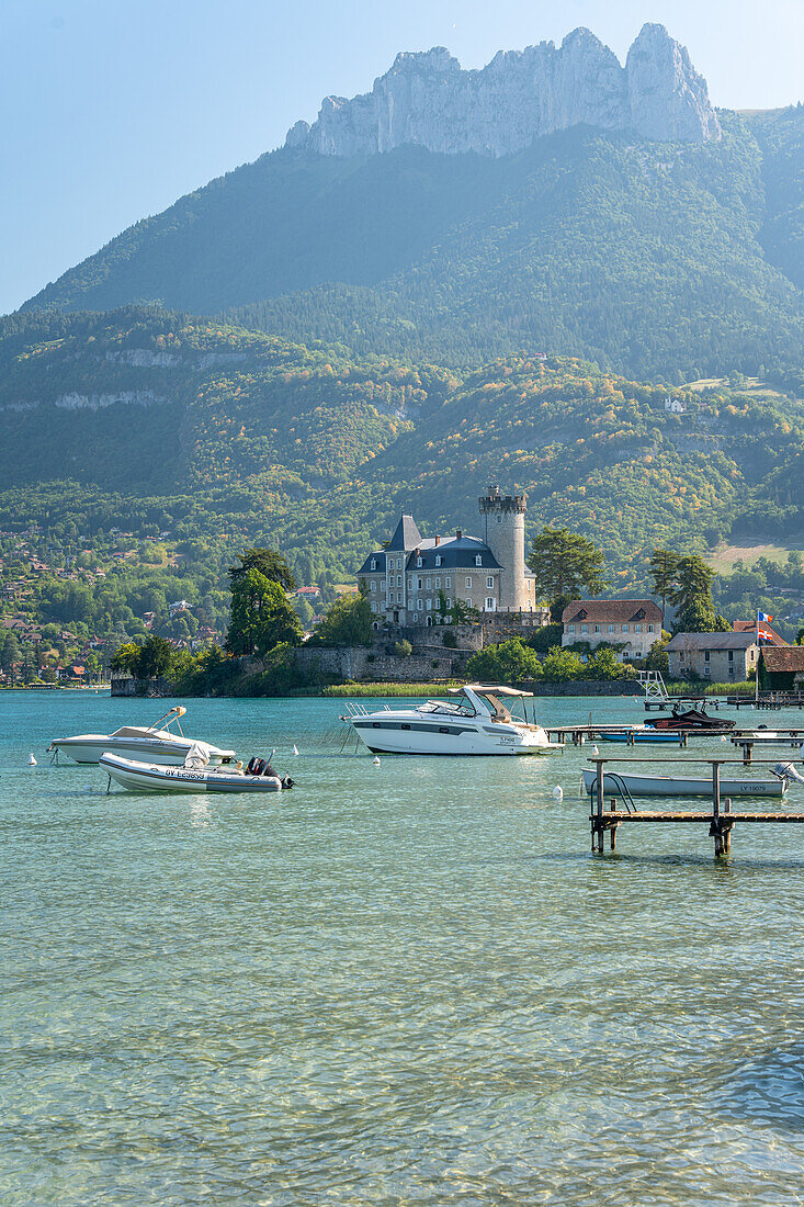 Blick über den Lac d'annecy auf das Schloss von Duingt, Annecy, Haute-Savoie, Auvergne-Rhône-Alpes, Frankreich